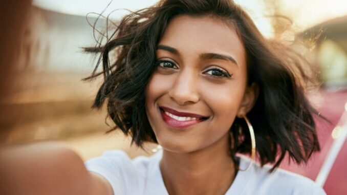 AMP_imghappy-girl-taking-a-selfie_5f4a2e4438bf3-750x430